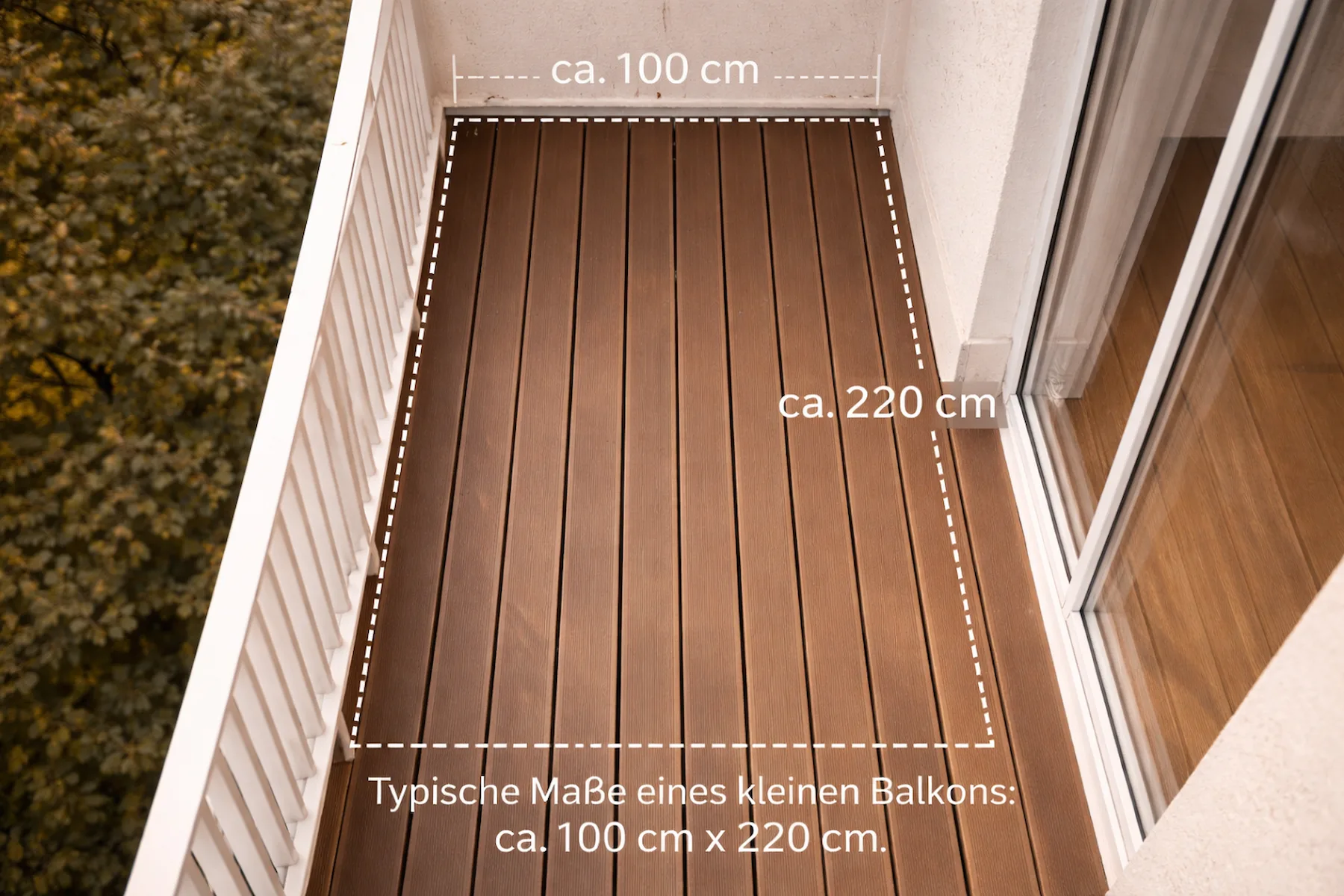 Clevere Raumlösung mit Klapptisch und Eckbank auf kleinem Balkon