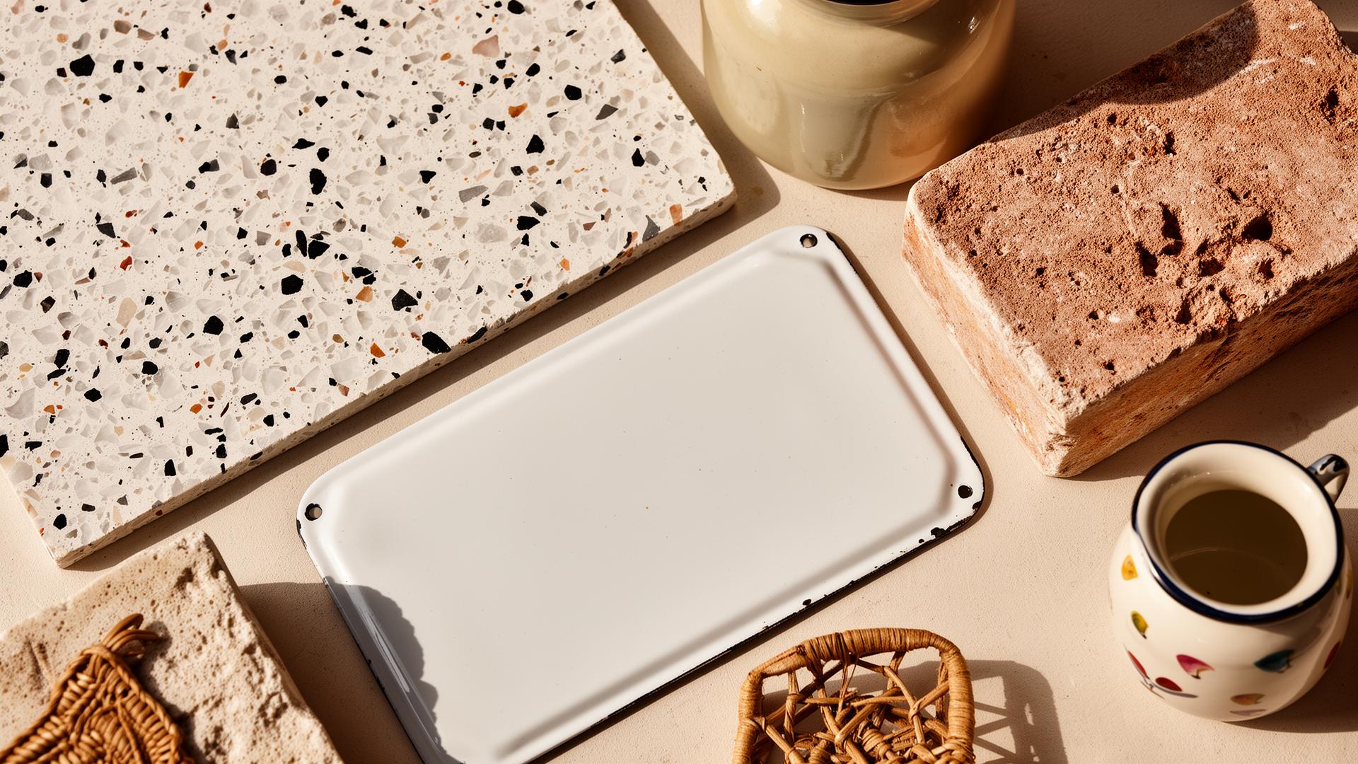 Italian Retro Materialien: Terrazzo, lackiertes Metall, Sandstein, Keramik, Emaille
