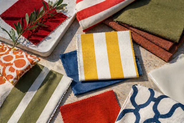 Italian Retro Stoffe: glänzende Outdoor-Streifen in Rot, Weiß und Gelb