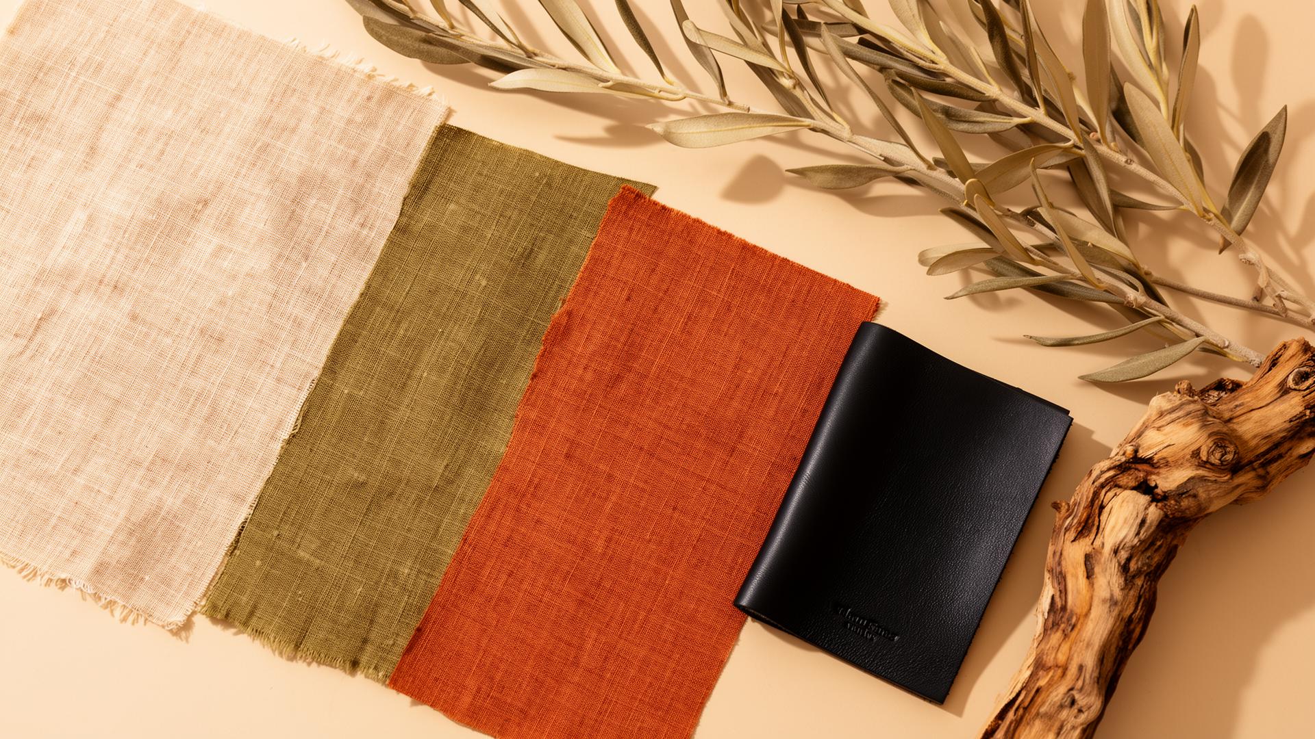 Planst balkon – Farbpalette mit Leinenstoffen in Beige, Sand, Olivgrün, Terrakotta und Schwarz